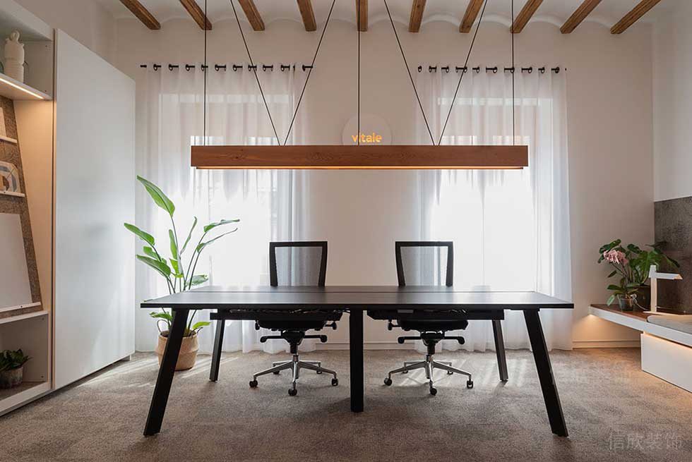 對(duì)稱式辦公桌裝修設(shè)計(jì)天花吊頂直線實(shí)木燈帶設(shè)計(jì)效果圖