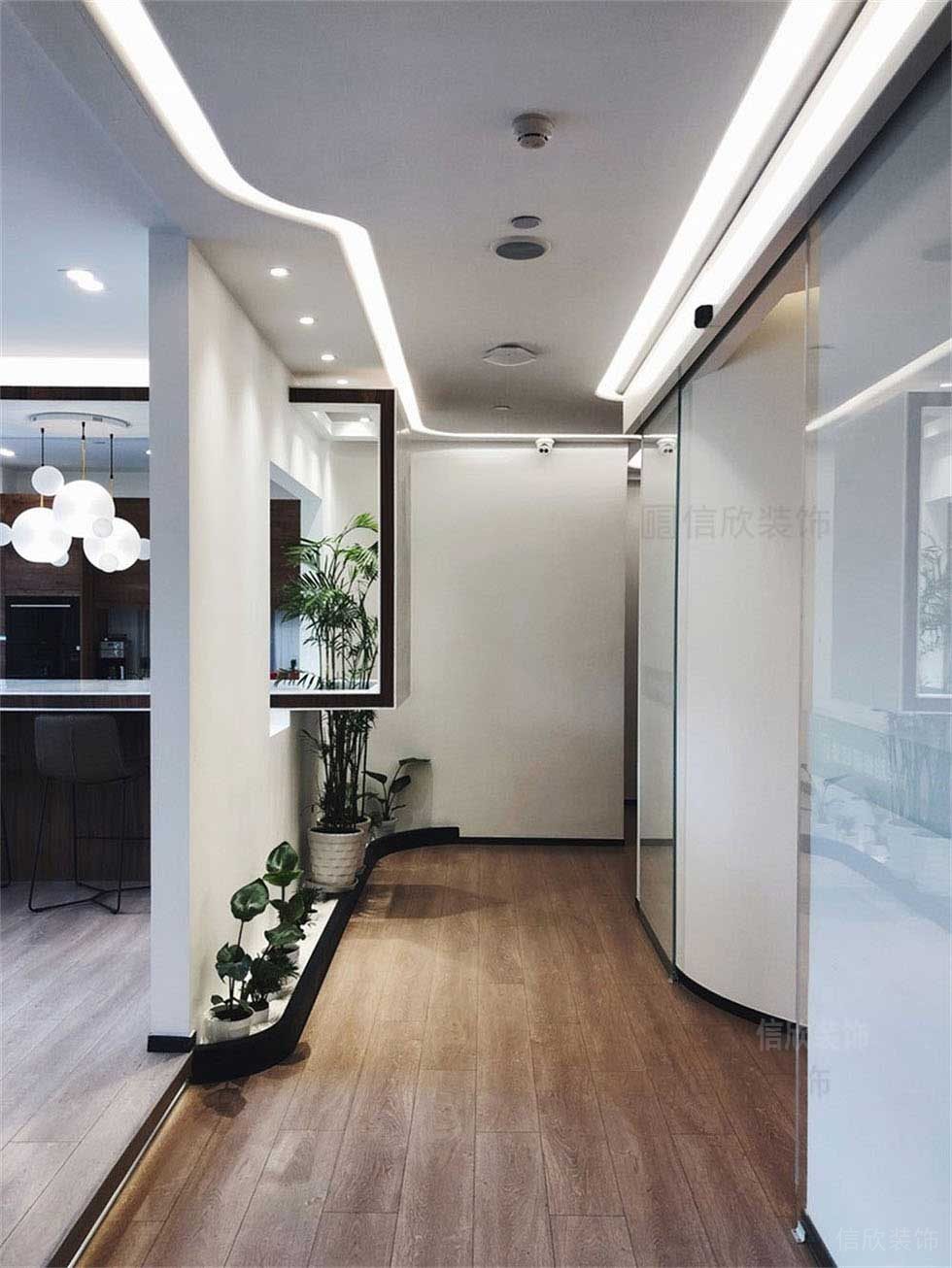 辦公室過道木質(zhì)地板天花燈帶創(chuàng)意設(shè)計黑色金屬邊框效果圖