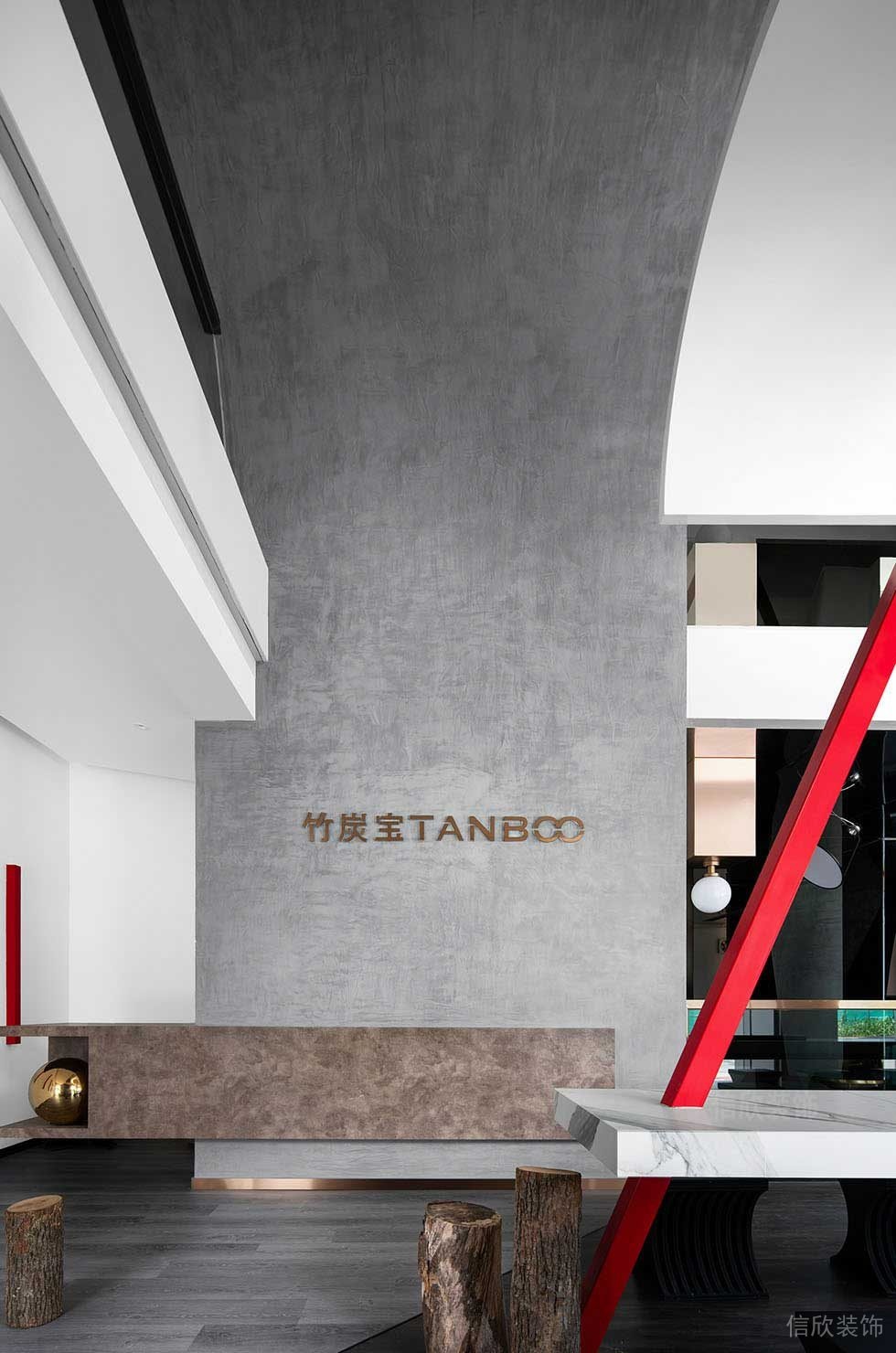 弧線灰色天花墻體一體式設(shè)計前臺區(qū)玫瑰金金屬字體效果圖