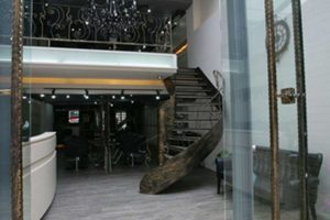 旋轉(zhuǎn)樓梯銅制裝修玻璃店鋪效果圖現(xiàn)代簡約發(fā)型設(shè)計(jì)裝修