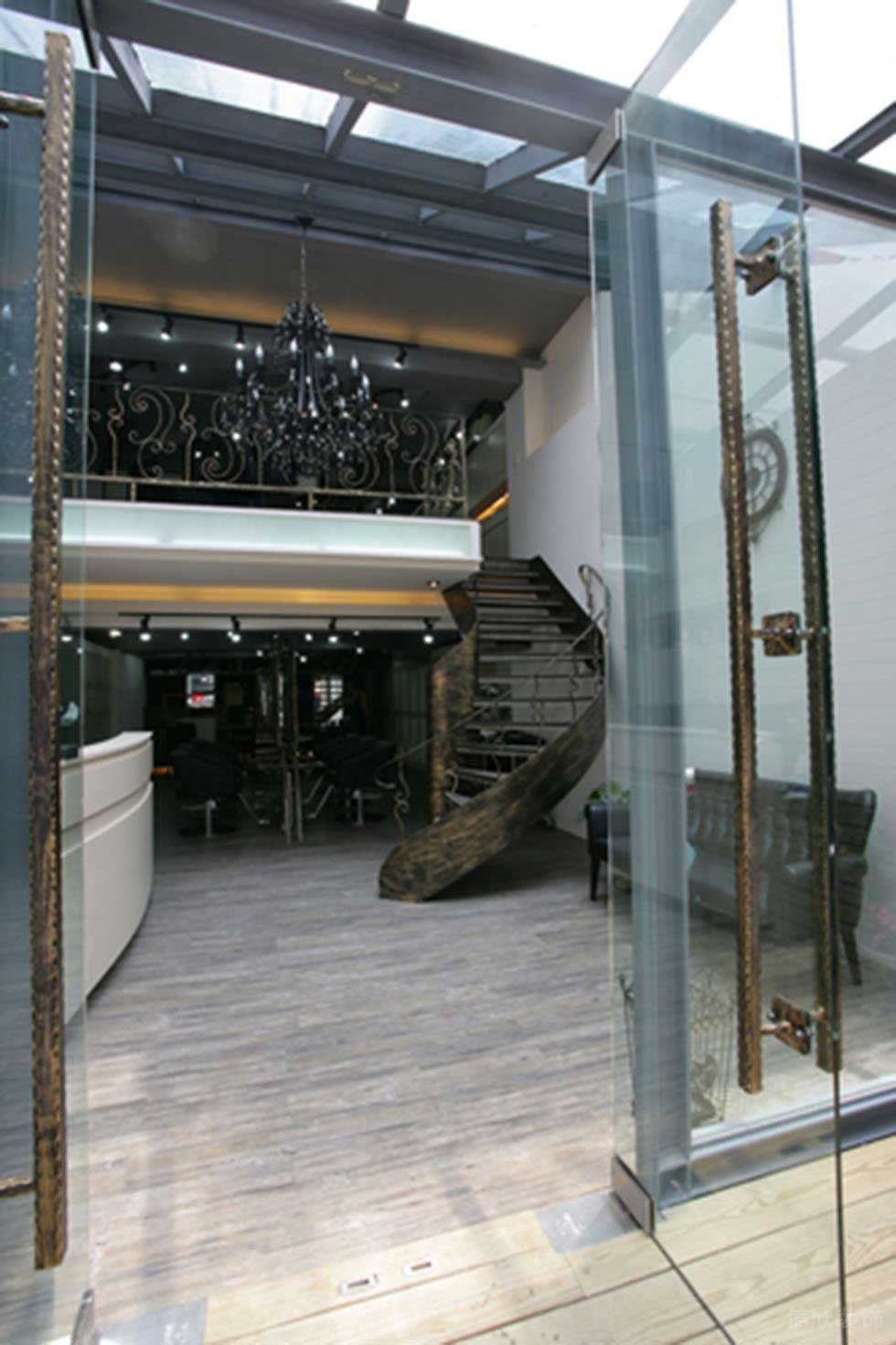 旋轉(zhuǎn)樓梯銅制裝修玻璃店鋪效果圖現(xiàn)代簡(jiǎn)約發(fā)型設(shè)計(jì)裝修