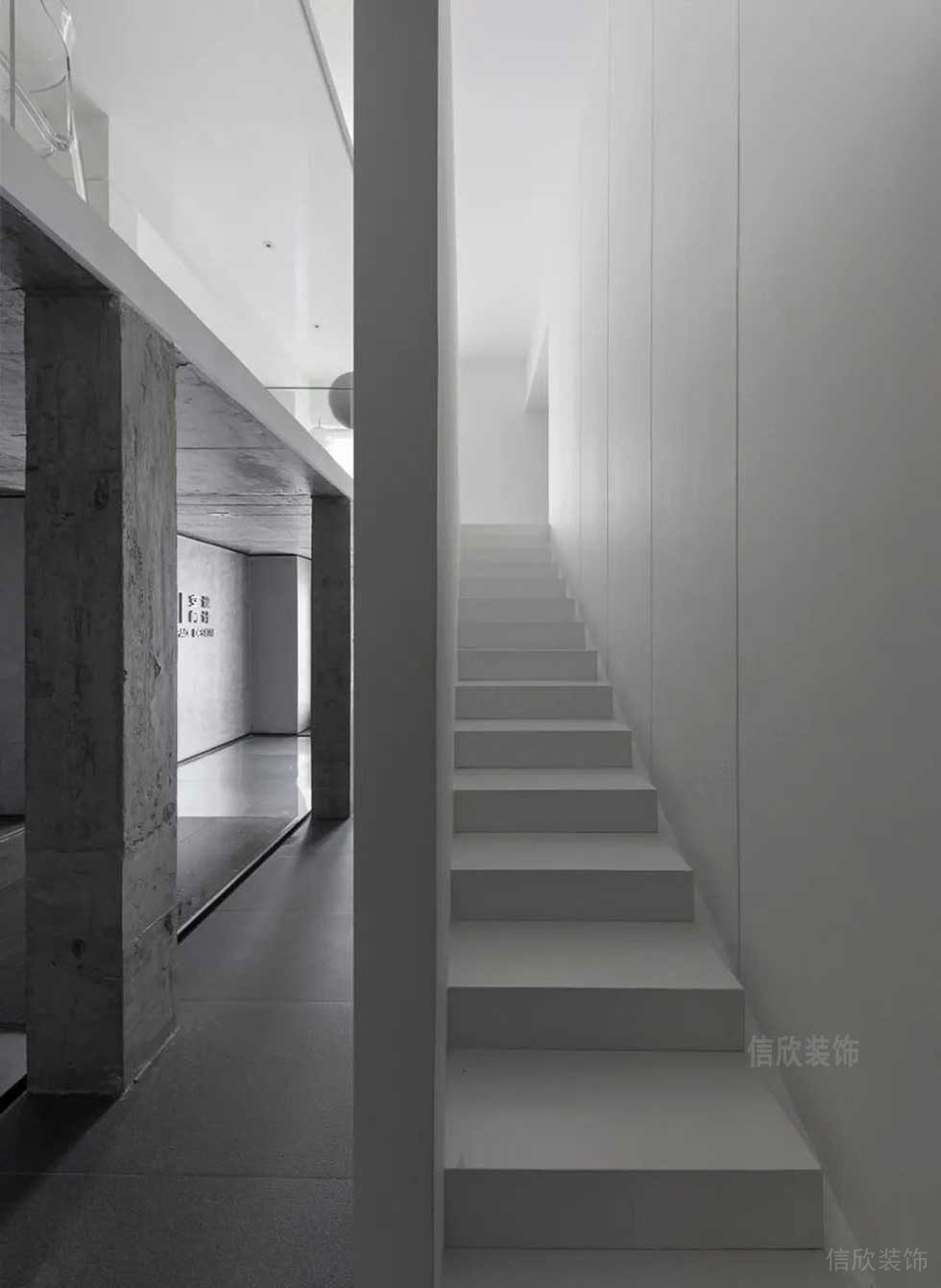 極簡風(fēng)格辦公室樓梯空間效果圖