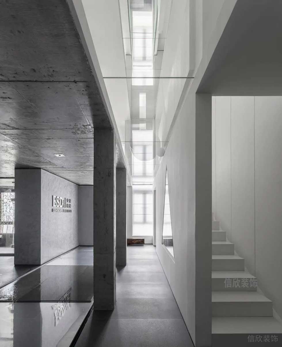 極簡(jiǎn)風(fēng)格企業(yè)辦公室樓梯走廊效果圖