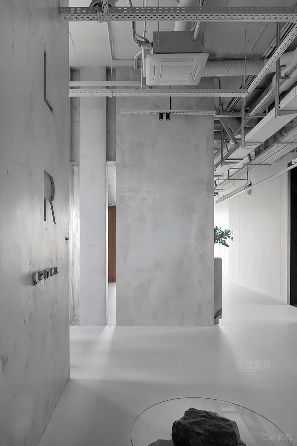 極簡(jiǎn)風(fēng)格公司案例過(guò)道空間裝修圖