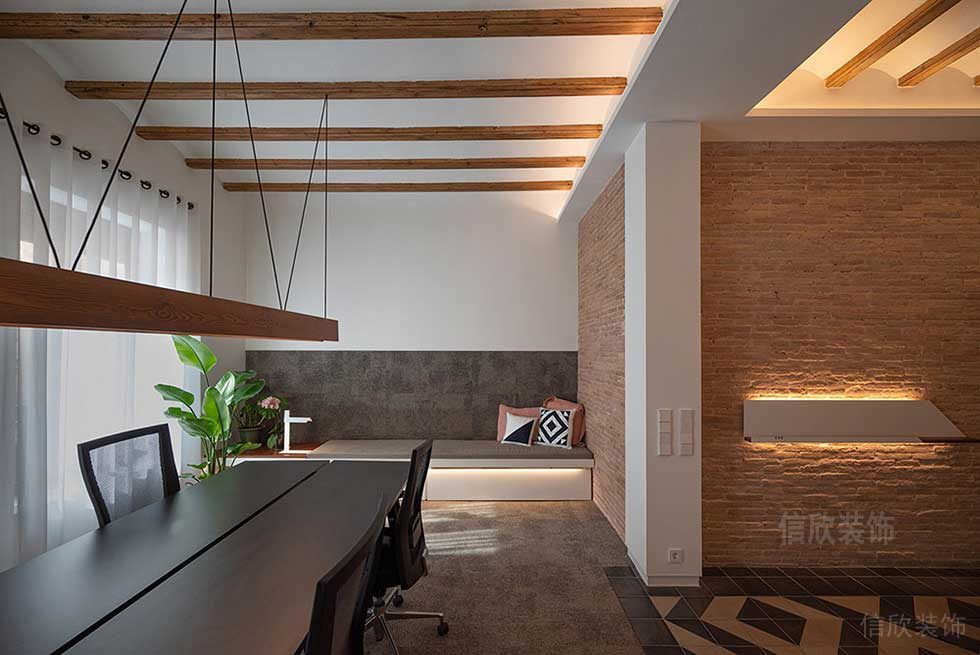 木質(zhì)天花辦公室會議室裝修復古紅色墻體隔斷裝修效果圖