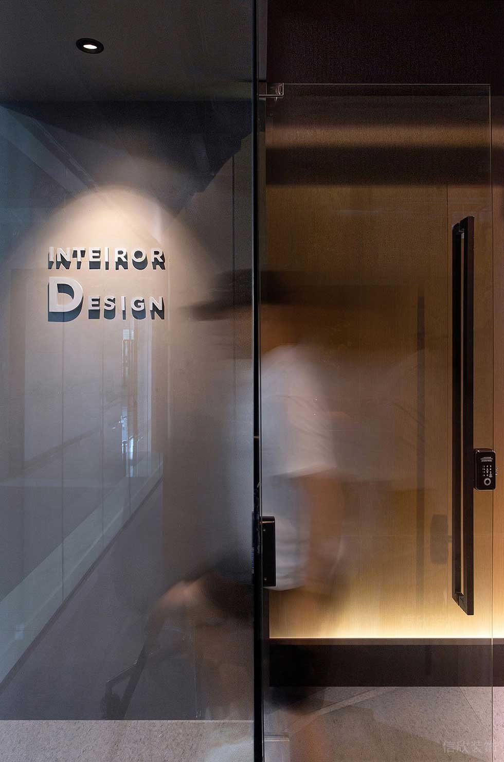 簡約風(fēng)格辦公室入口玻璃門效果圖