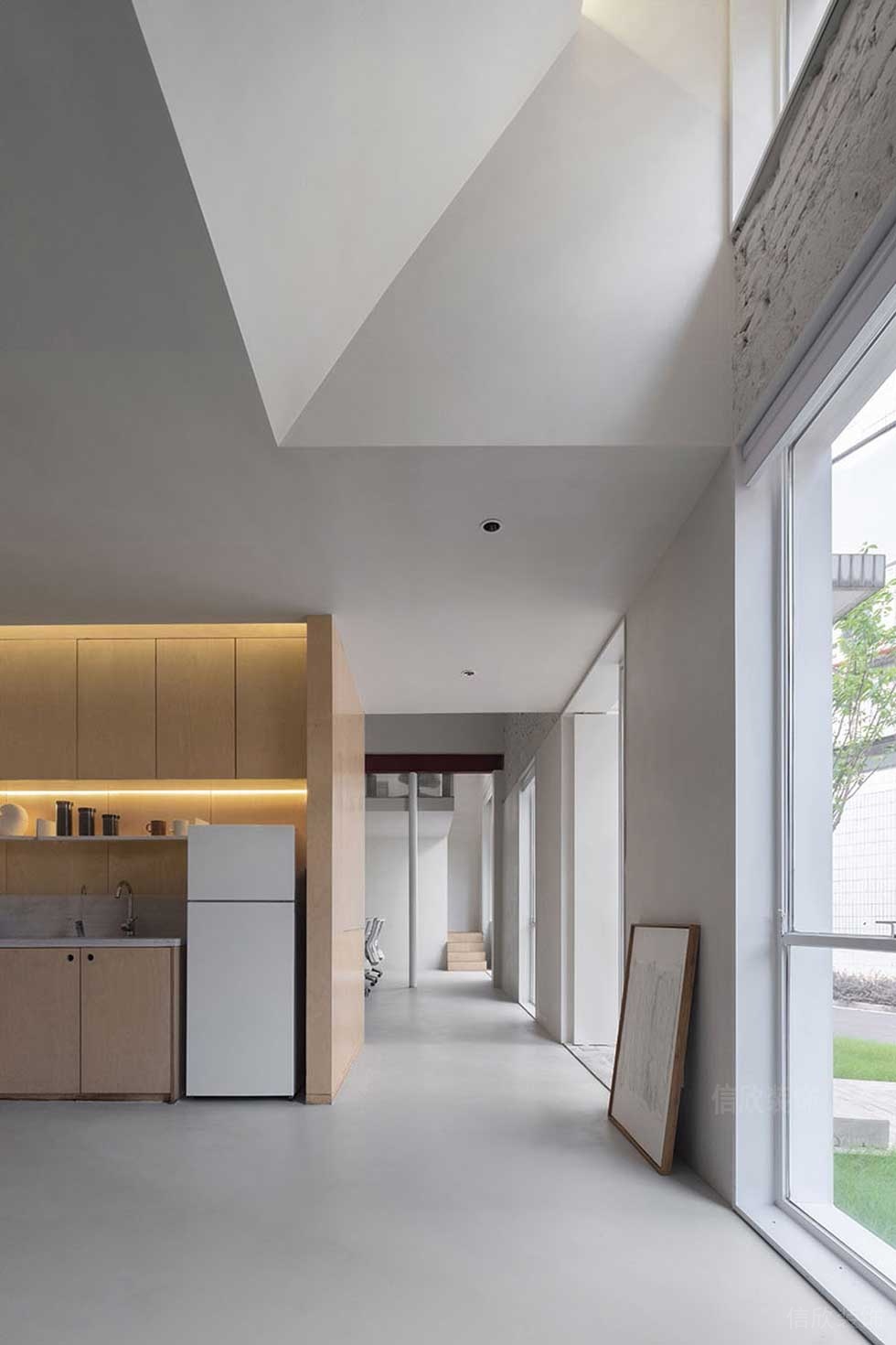 簡(jiǎn)約風(fēng)格辦公室一層走廊裝修圖