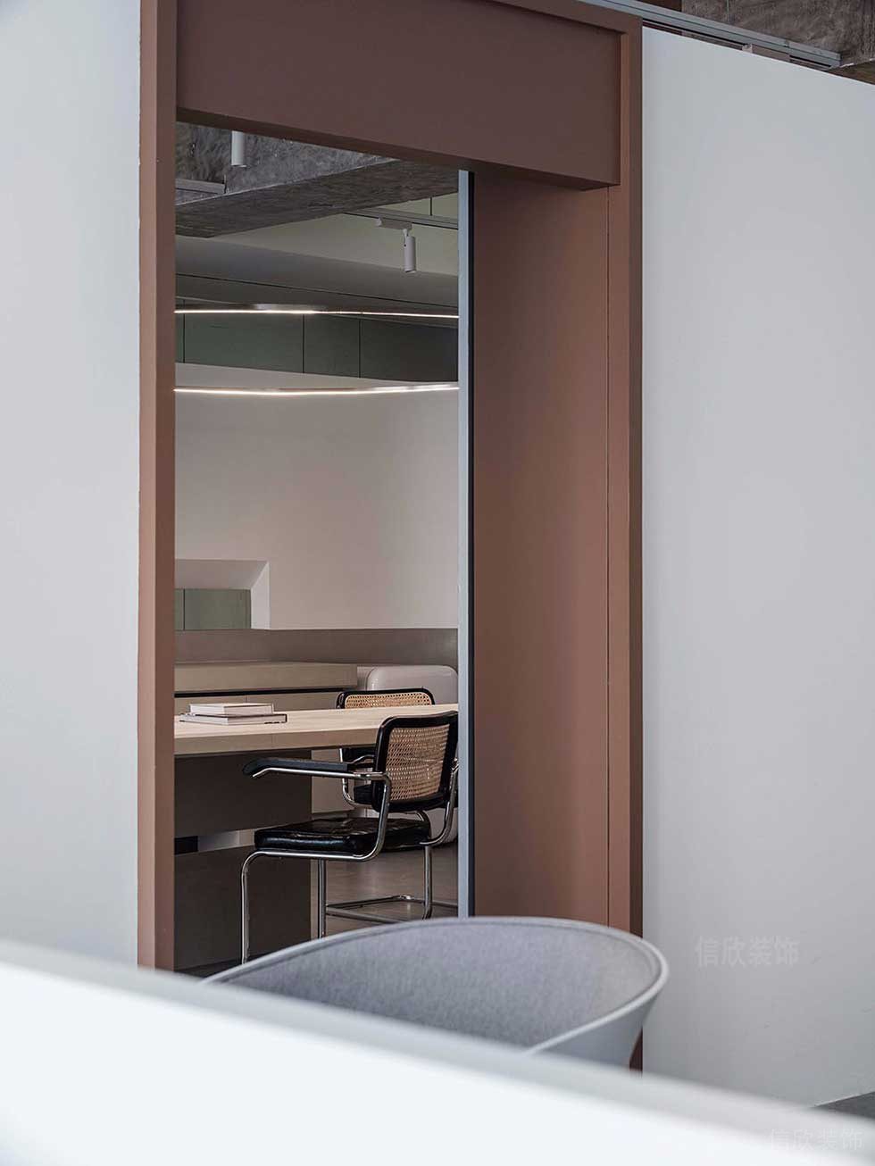 簡(jiǎn)約風(fēng)格辦公室藝術(shù)門套裝修圖