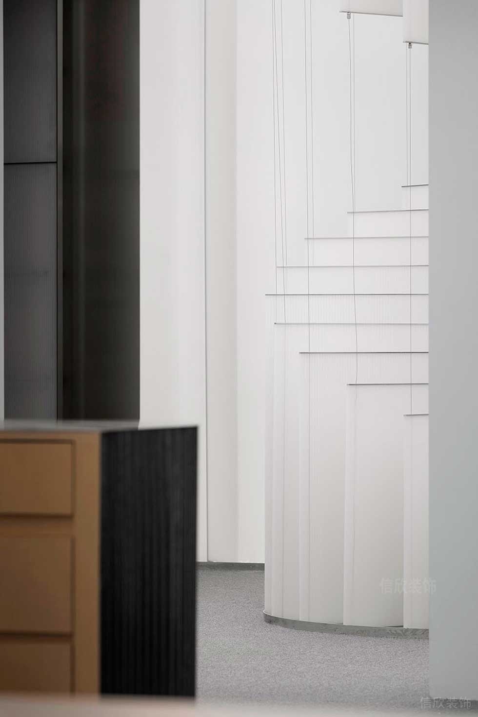 簡(jiǎn)約風(fēng)格藝術(shù)機(jī)構(gòu)辦公室過(guò)道空間效果圖