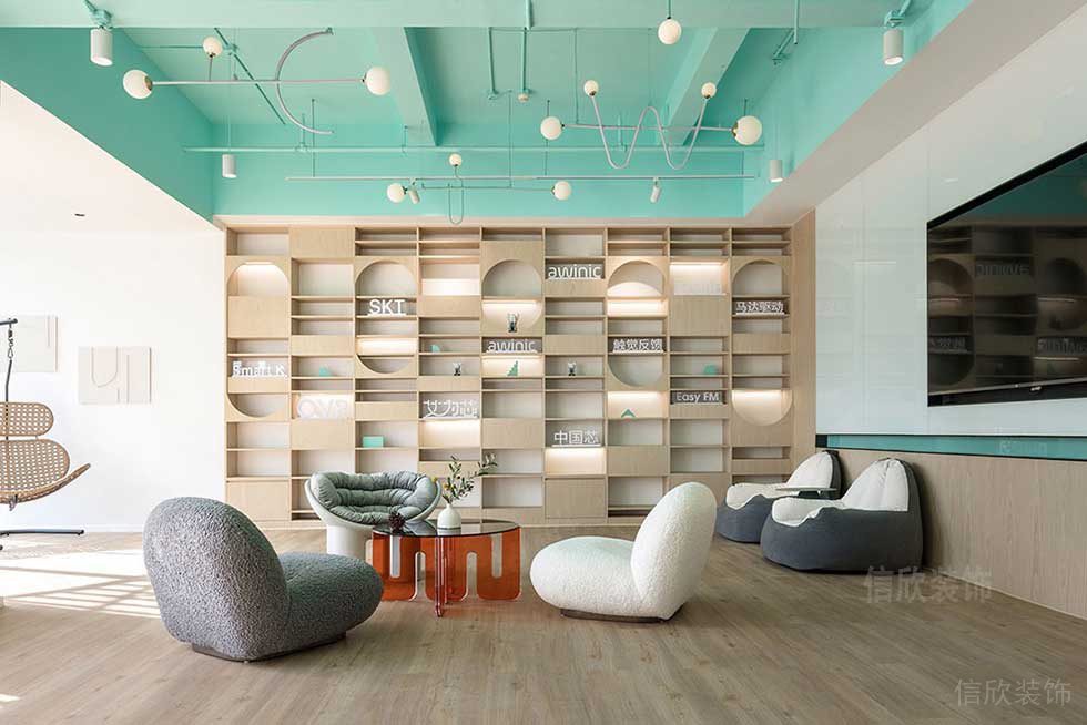 現(xiàn)代北歐辦公室案例員工休息廳裝修圖