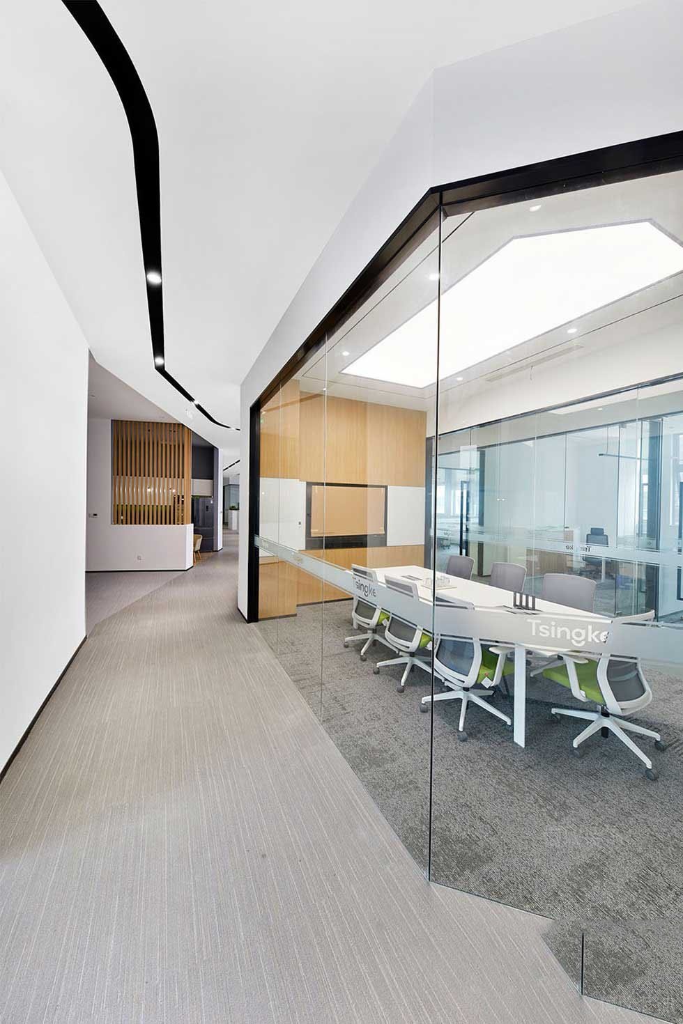 現(xiàn)代風格辦公空間會議室過道裝修圖