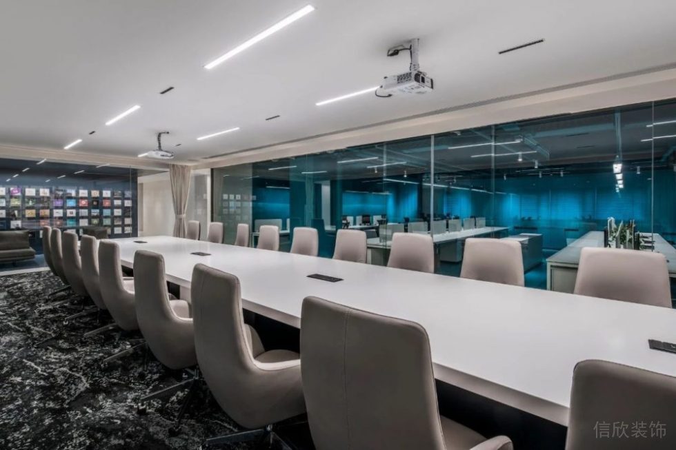 現(xiàn)代簡約風格辦公空間大型會議室裝修圖