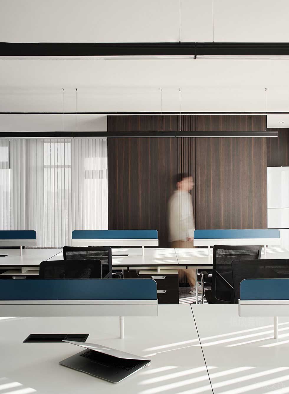 現(xiàn)代簡(jiǎn)約風(fēng)格商務(wù)公司辦公區(qū)裝修圖