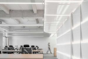 現(xiàn)代簡(jiǎn)約風(fēng)格寫(xiě)字樓裝修工程辦公區(qū)過(guò)道效果圖