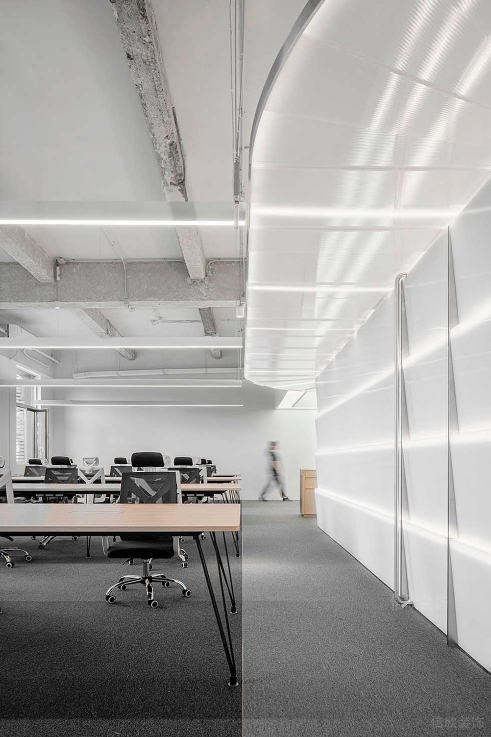 現(xiàn)代簡(jiǎn)約風(fēng)格公司裝修工程辦公區(qū)過道效果圖