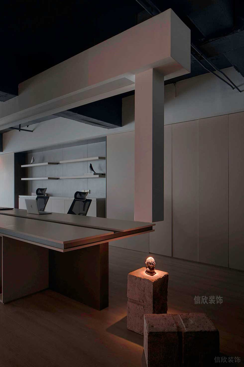 現(xiàn)代中式風(fēng)格公司辦公區(qū)特色懸空長(zhǎng)方體線條燈效果圖