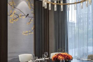 就餐區(qū)包廂木質(zhì)旋轉(zhuǎn)圓桌水晶吊頂燈飾設(shè)計餐廳原木風(fēng)效果圖