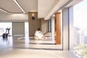 磨石地板辦公室健身房裝修效果圖開(kāi)放式區(qū)域環(huán)形天花led燈帶效果