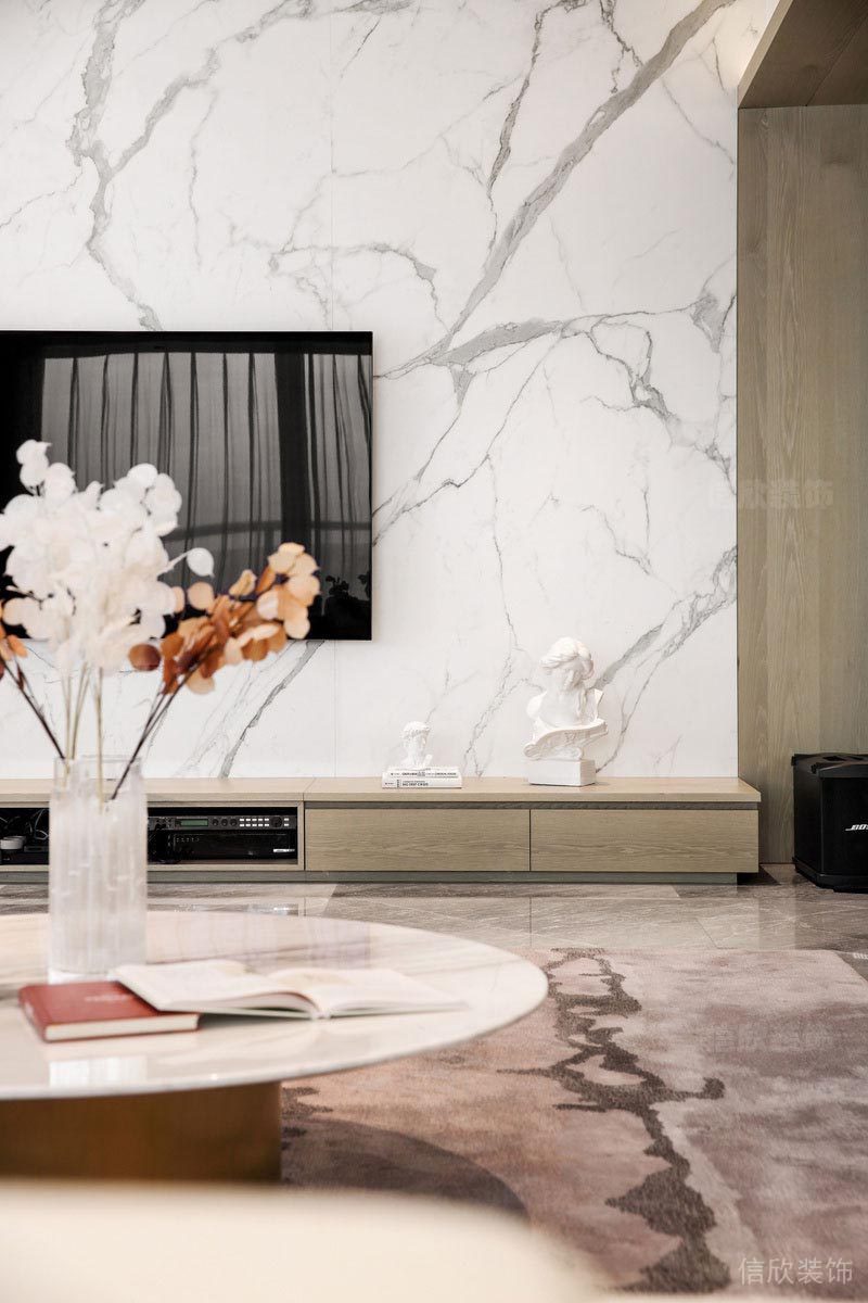 大理石墻體裝修矮柜定制落地收納柜地毯裝修輕奢風效果木質環(huán)形門框