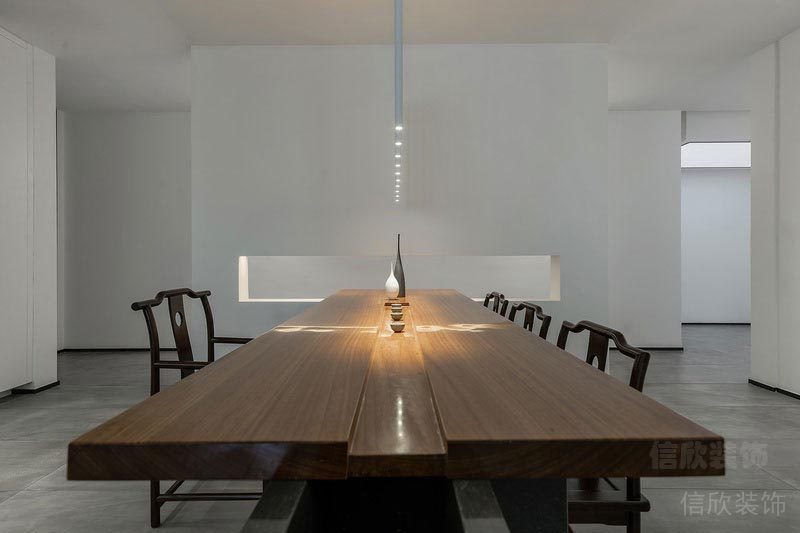 會(huì)議室裝修厚實(shí)的原木會(huì)議桌