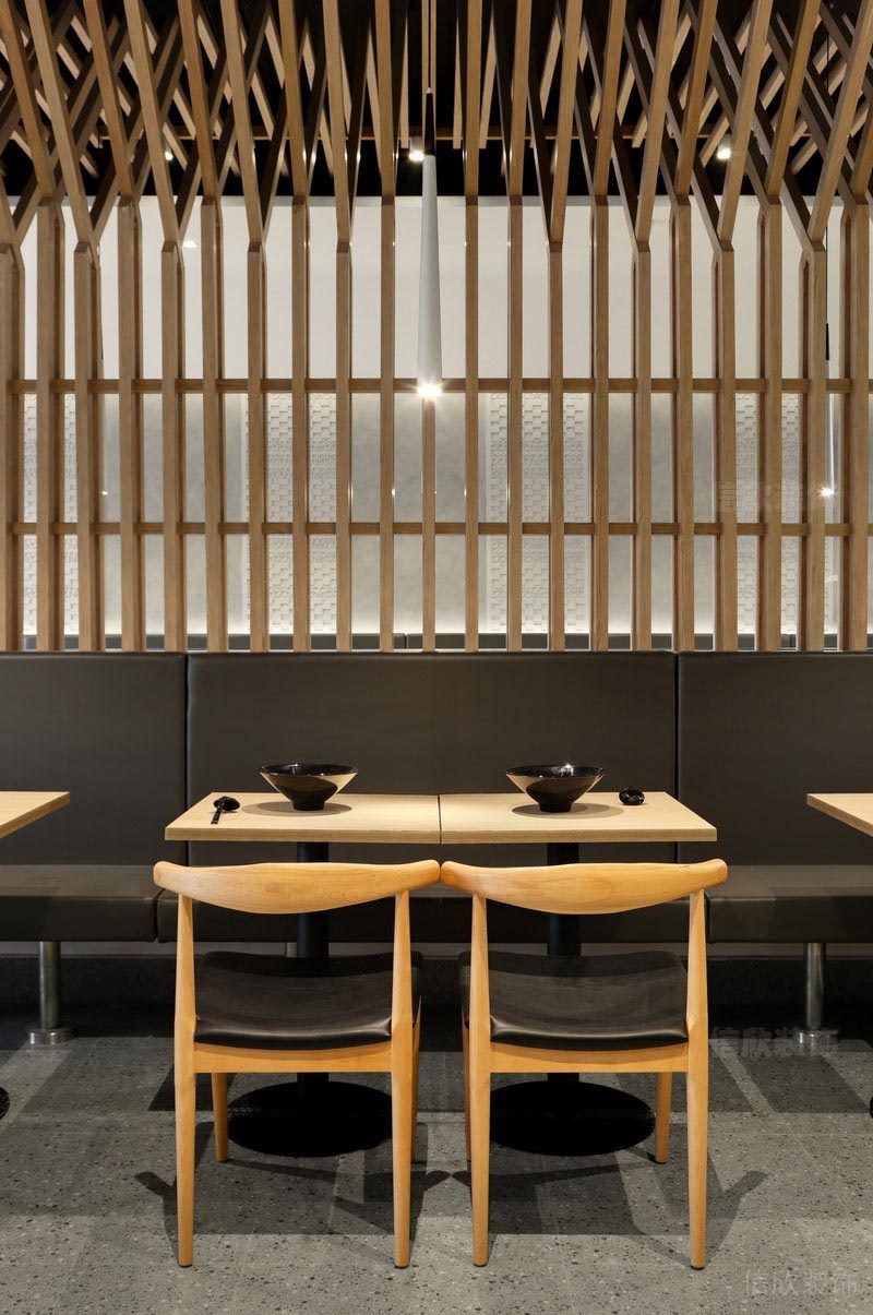 深圳華強(qiáng)北餐飲裝修設(shè)計公司案例木條隔斷