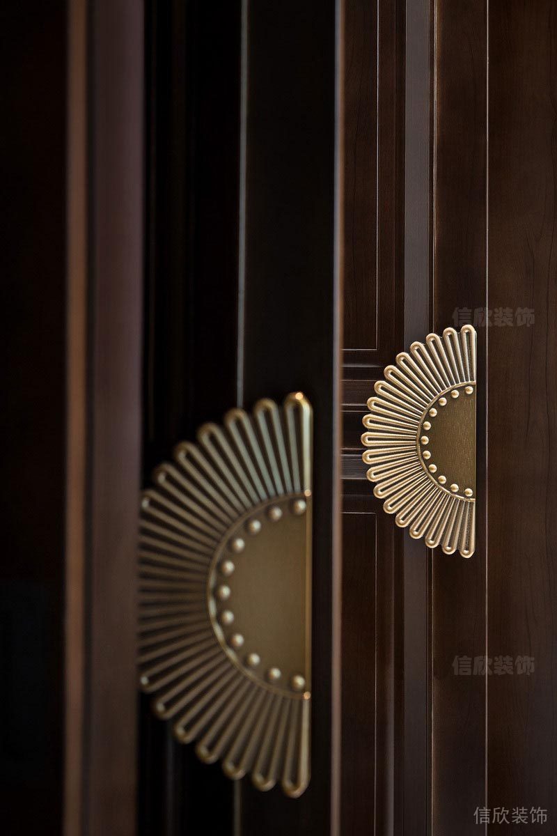 深圳龍崗餐飲店裝修圖商務(wù)包間木門拉手細(xì)節(jié)