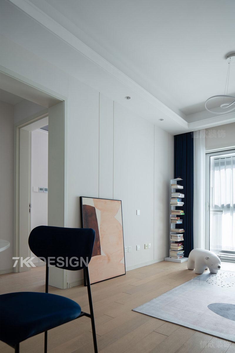 客廳裝修淺灰色木飾面護(hù)墻板效果圖