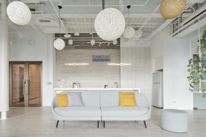 對稱式奶油系沙發(fā)過道休息區(qū)編制鏤空圓形燈籠天花吊頂工業(yè)風效果圖工作室