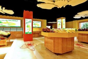 超市裝修效果圖木柜產(chǎn)品展示區(qū)域常駐廣告效果呈現(xiàn)木質吊頂pvc地板裝修設計