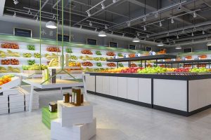 水果售賣區(qū)域超市裝修效果圖天花吊頂秋千室產(chǎn)品展示區(qū)黑白色調工業(yè)風射燈裝修效果