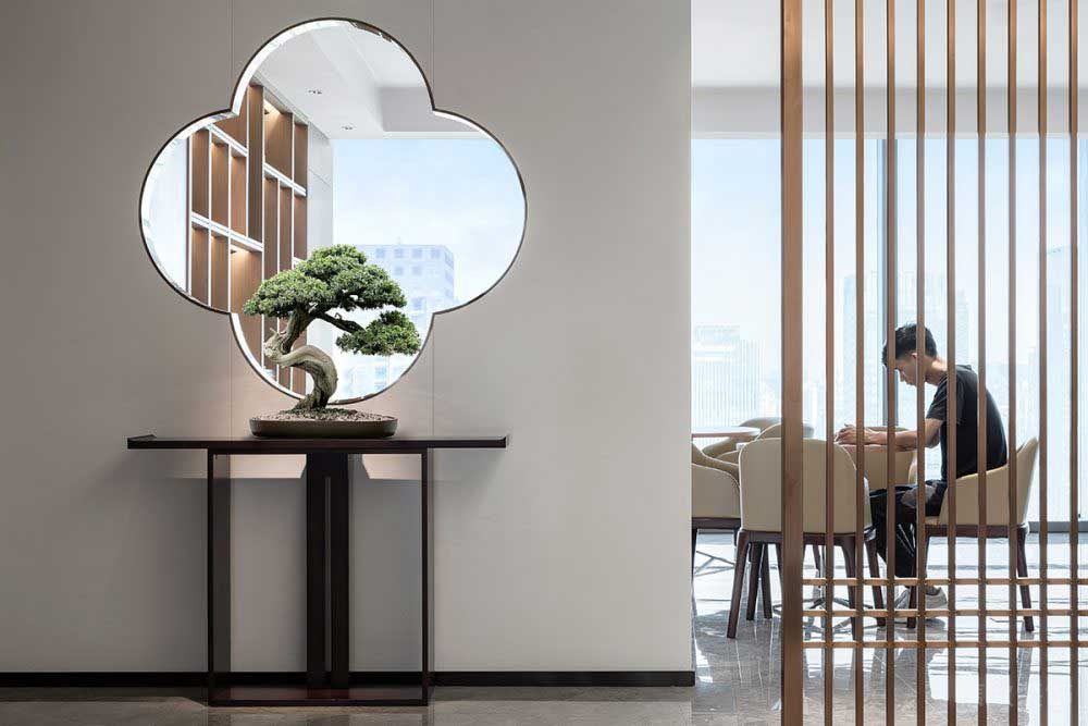 窗欞鏤空墻體團(tuán)扇圖案設(shè)計(jì)木質(zhì)墻體鏤空隔斷辦公室效果圖中式風(fēng)裝修