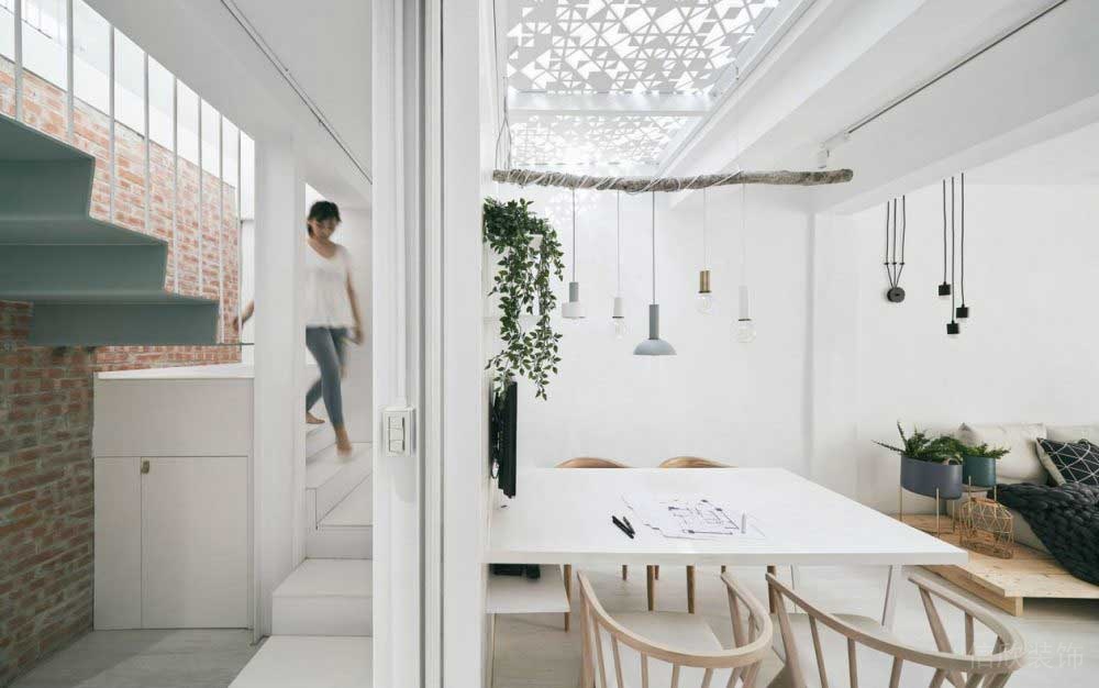 現(xiàn)代簡約風(fēng)韓式紅色復(fù)古墻磚裝修鏤空白色天花圖案會議室效果