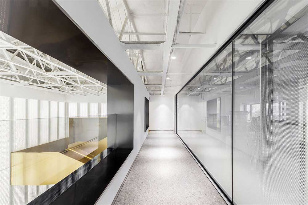 漸變玻璃水磨石地板金屬框架黑白色調(diào)簡(jiǎn)約風(fēng)辦公室效果