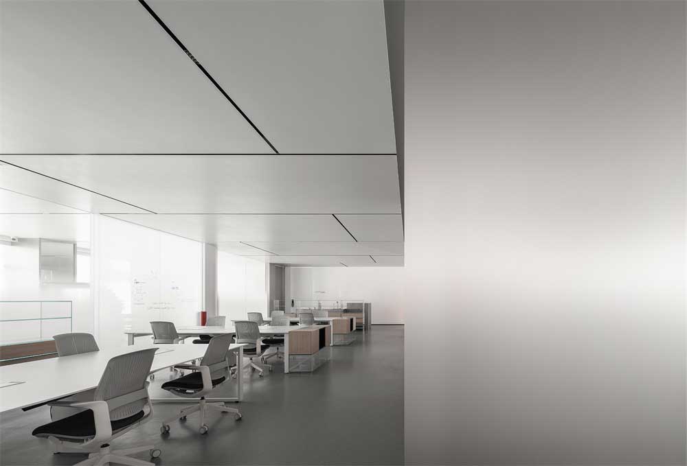 深圳福田800平方現(xiàn)代簡(jiǎn)約風(fēng)格辦公室裝修辦公區(qū)天花 深圳福田800平方現(xiàn)代簡(jiǎn)約風(fēng)格辦公室裝修辦公區(qū)天花