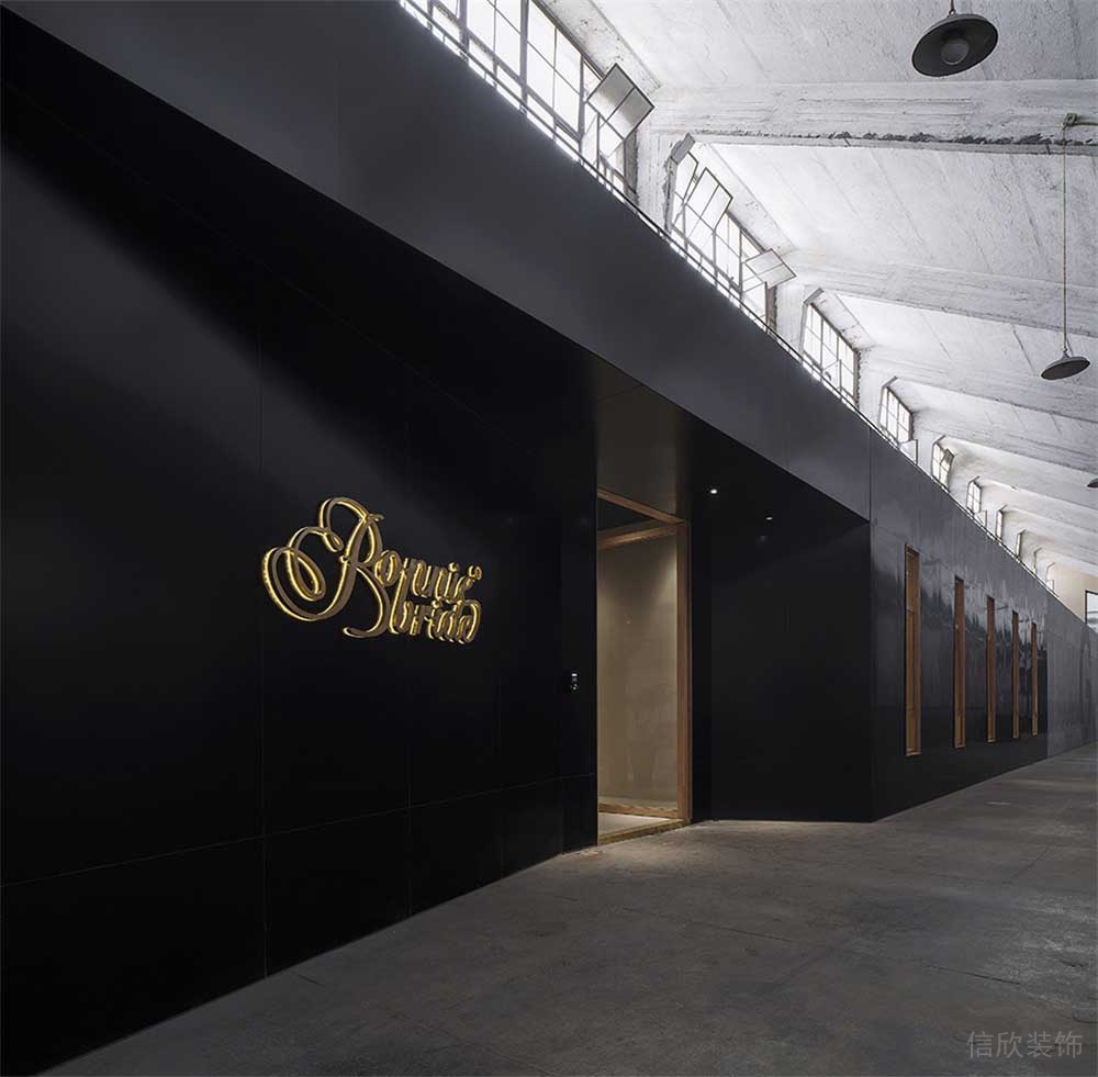 黑白色調(diào)金屬品牌logo設(shè)計工業(yè)風(fēng)過道裝修圖