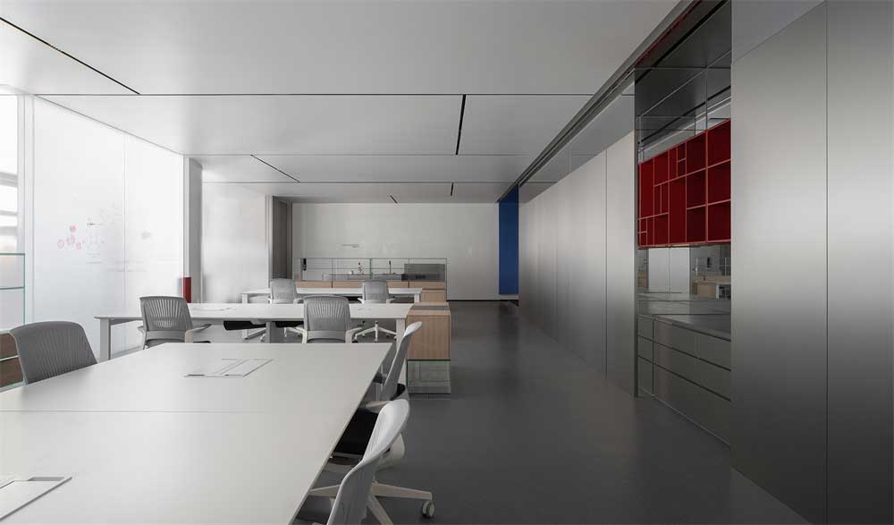 深圳福田800平方現(xiàn)代簡(jiǎn)約風(fēng)格辦公室裝修辦公區(qū)棗紅色裝飾展示柜 深圳福田800平方現(xiàn)代簡(jiǎn)約風(fēng)格辦公室裝修辦公區(qū)棗紅色裝飾展示柜