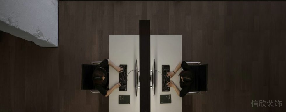 對稱式實木地板辦公室工作區(qū)域裝修工業(yè)風(fēng)墻體設(shè)計