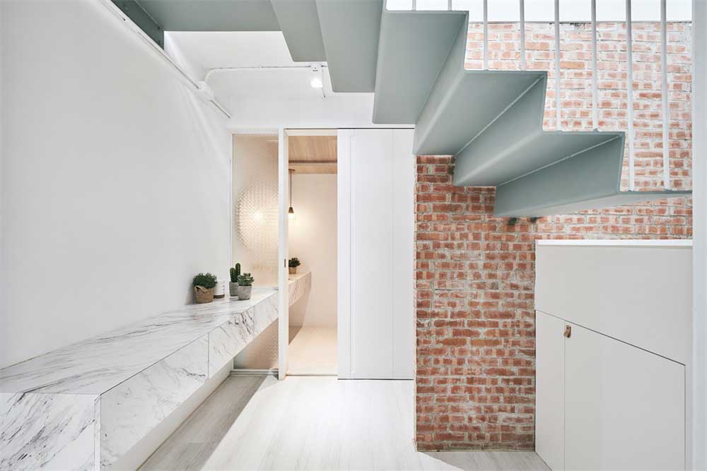 復(fù)式辦公樓紅磚墻面白色鐵板樓梯