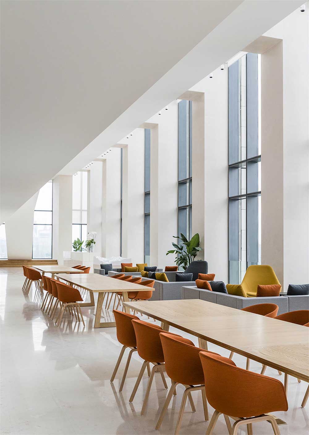 深圳南山1000平方簡約風(fēng)格復(fù)式辦公室裝修一層洽談區(qū)家具組合 深圳南山1000平方簡約風(fēng)格復(fù)式辦公室裝修一層洽談區(qū)家具組合