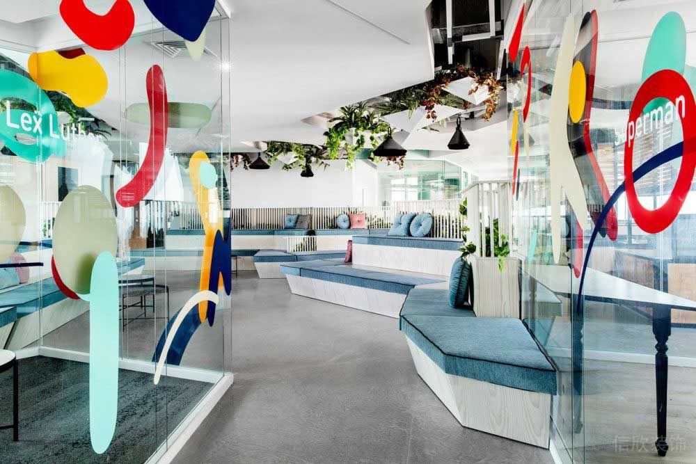 藍(lán)色系辦公區(qū)方形玻璃隔斷線條天花吊頂裝修設(shè)計(jì)