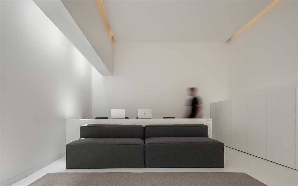 黑白現(xiàn)代簡(jiǎn)約辦公室設(shè)計(jì)裝修休息區(qū)