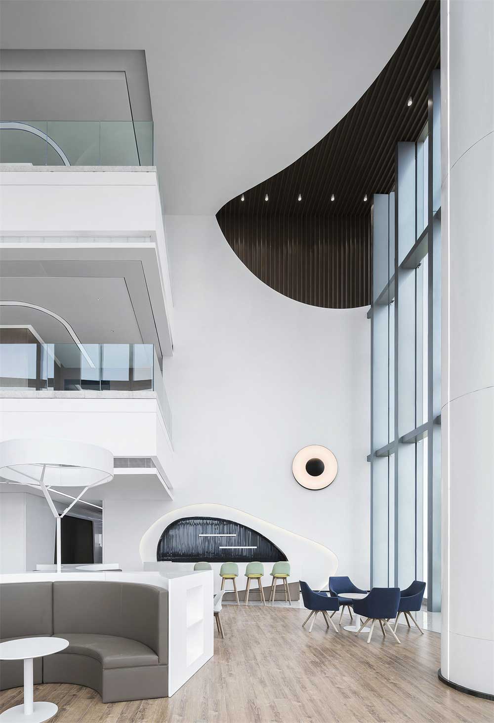 深圳市南山區(qū)科技園現(xiàn)代簡約辦公室大廳設(shè)計(jì)