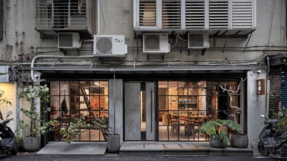 復古街邊店鋪裝修工作室城市藝術(shù)創(chuàng)意產(chǎn)業(yè)園玻璃隔斷格子金屬黑色邊框效果圖