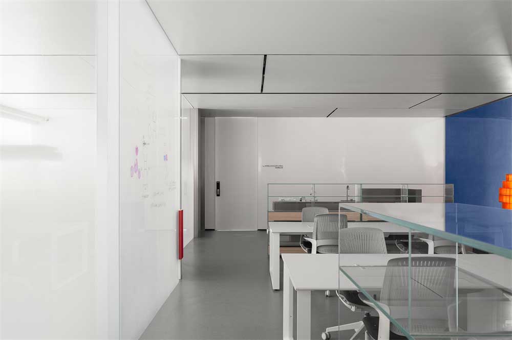 深圳福田800平方現(xiàn)代簡(jiǎn)約風(fēng)格辦公室裝修辦公區(qū)家具組合 深圳福田800平方現(xiàn)代簡(jiǎn)約風(fēng)格辦公室裝修辦公區(qū)家具組合