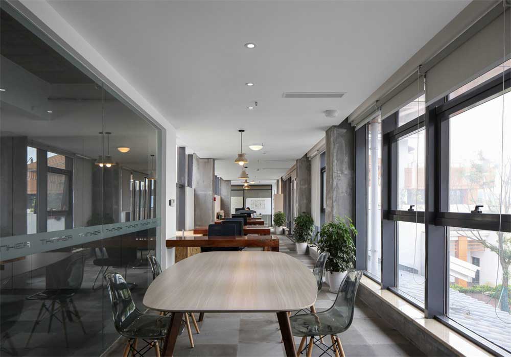 深圳南山香江金融中心工業(yè)風(fēng)辦公室裝修設(shè)計(jì)案例開放式辦公區(qū) 深圳南山香江金融中心工業(yè)風(fēng)辦公室裝修設(shè)計(jì)案例開放式辦公區(qū)