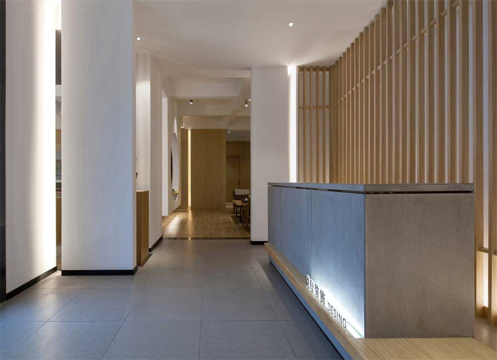 深圳羅湖鴻昌廣場(chǎng)新中式風(fēng)格辦公室裝修設(shè)計(jì)案例前廳地面鋪設(shè) 深圳羅湖鴻昌廣場(chǎng)新中式風(fēng)格辦公室裝修設(shè)計(jì)案例前廳地面鋪設(shè)