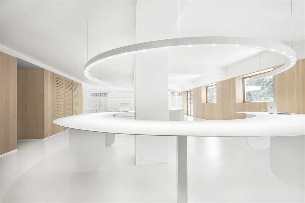 深圳市寶安中心區(qū)極簡美學(xué)辦公室設(shè)計(jì)裝修弧型桌