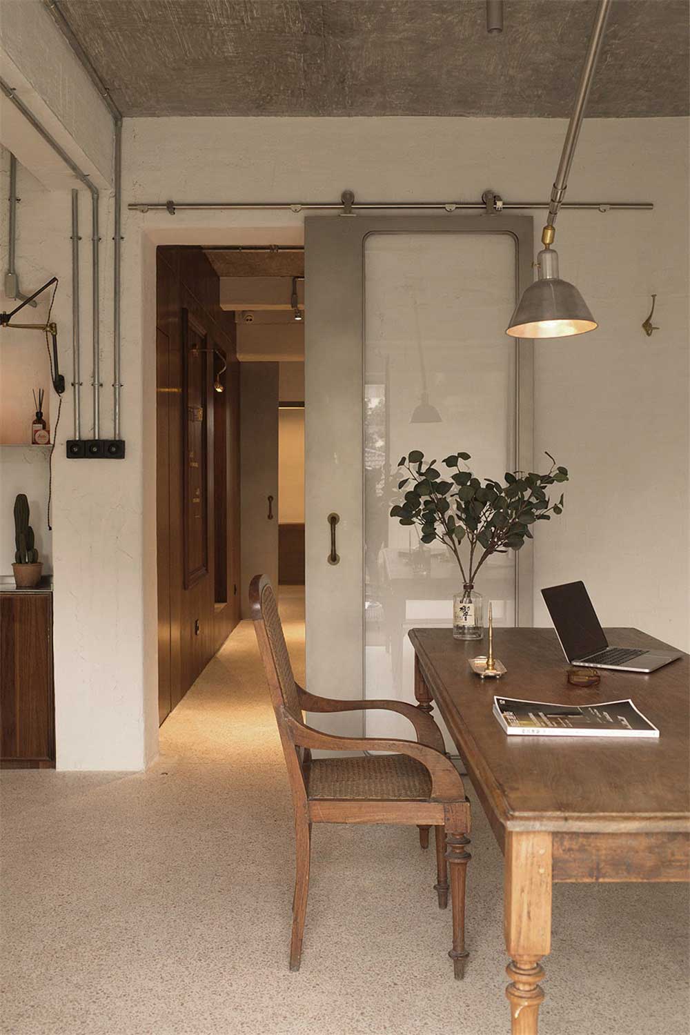 深圳南山區(qū)的古典風(fēng)味辦公工作室設(shè)計裝修——辦公區(qū)