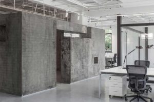 工業(yè)風(fēng)辦公室現(xiàn)代鏤空灰色墻體隔斷效果圖辦公室工作區(qū)簡(jiǎn)約金屬玻璃墻體隔斷效果圖