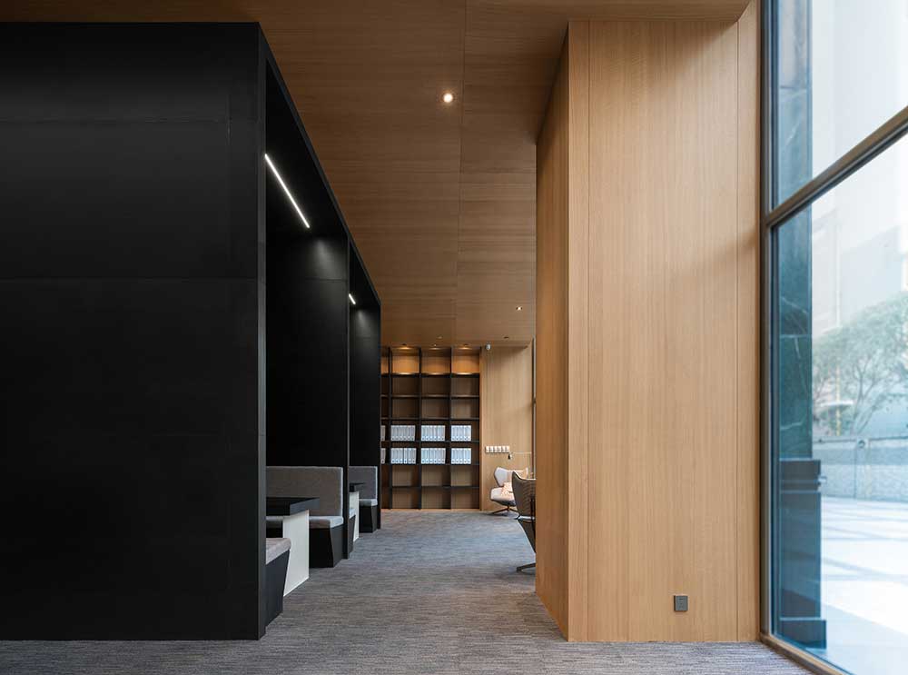 深圳市龍華1200平原木風辦公室裝修設計洽談區(qū)